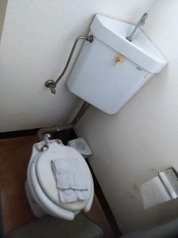 老朽化がすすみデザインも古いトイレ